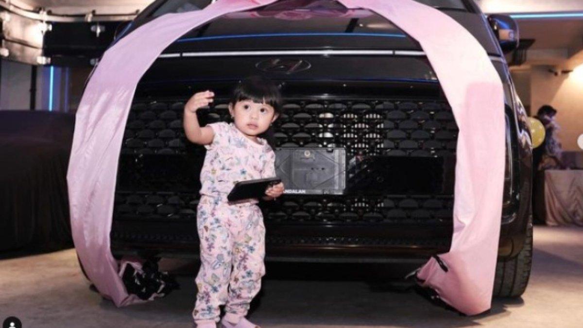 Ameena berpose gemas di depan mobil barunya