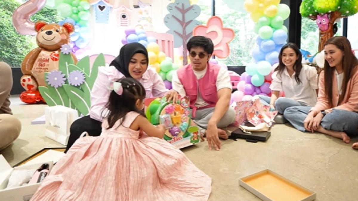 Ameena dapat kado mainan sesuai umurnya