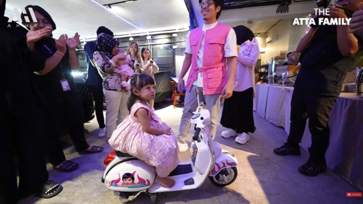 Ameena mendapat kado berupa vespa mainan