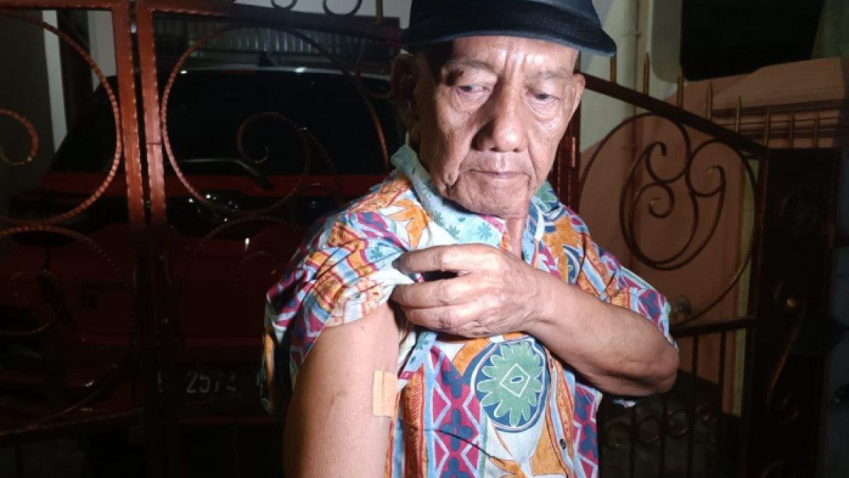 Lansia bernama Amir (70) yang menjadi korban penembakan air gun saat menggagalkan aksi pencurian motor anaknya, Agus (44), di Jalan Porselen IV RT 013/RW 03, Kayu Putih, Pulogadung, Jakarta Timur, Minggu (15/10/2023).