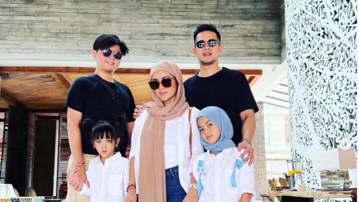 PENAMPILAN TERBARU OLLA RAMLAN LEPAS HIJAB - Di usianya yang baru 9 tahun, anak Olla Ramlan, Aleena kini mulai mengenakan hijab, sebuah keputusan yang disambut dengan bangga oleh Olla Ramlan. 