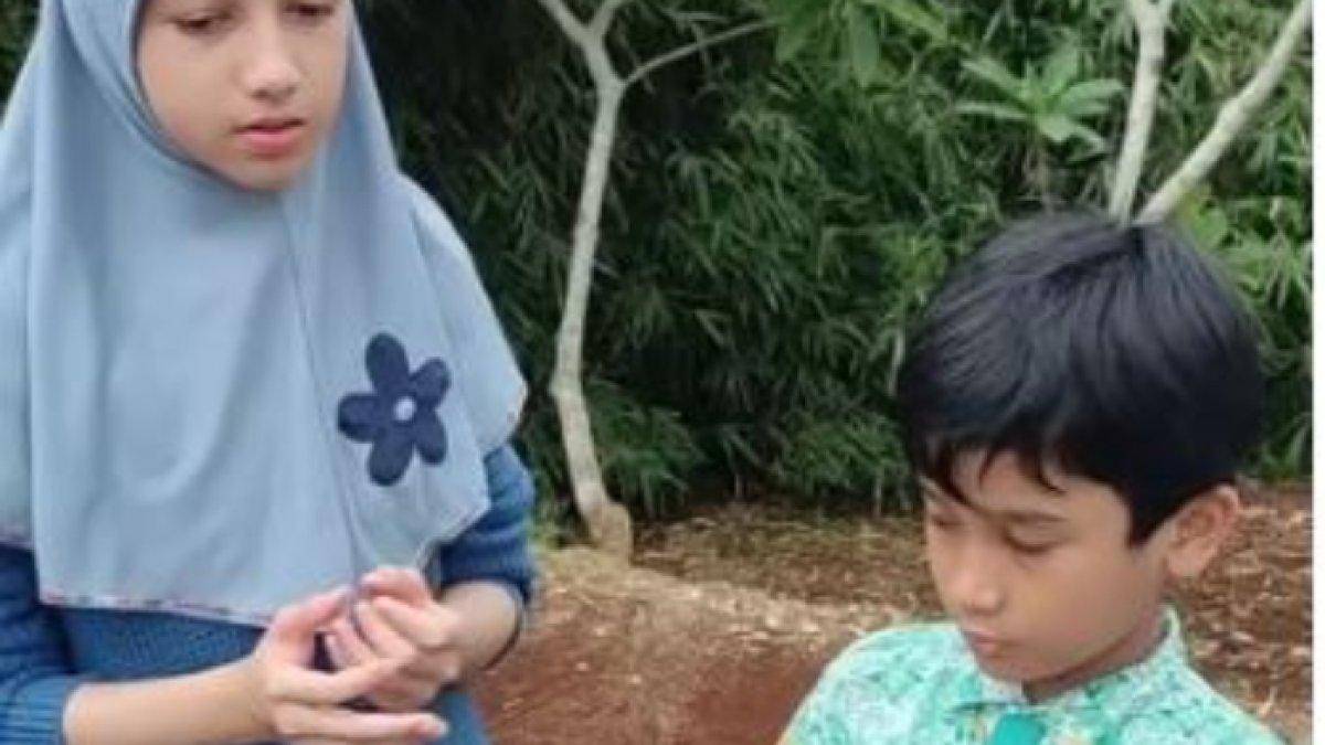 Anak-anak Ferdi Ali berdoa bersama