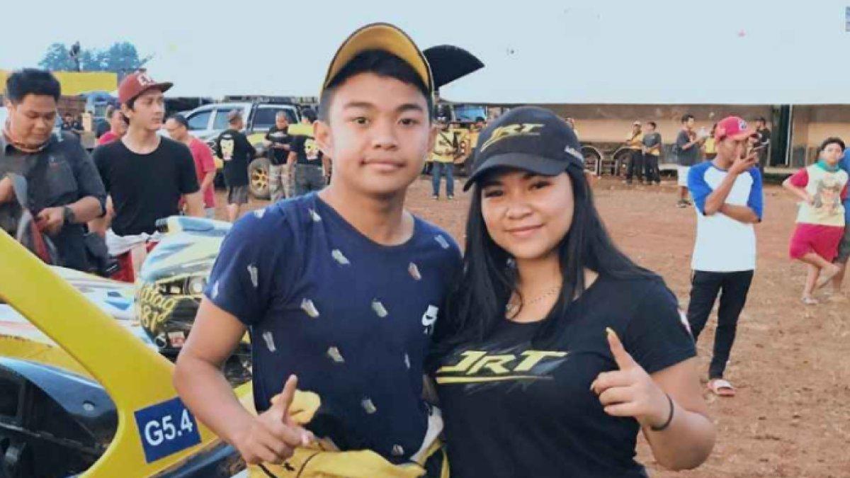 Anak-anak Haji Isam, Jhony Saputra dan kakaknya Liana Saputri.