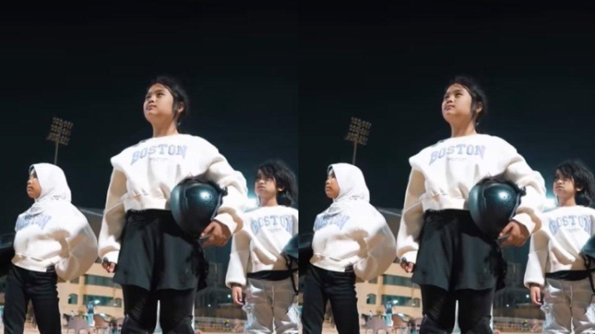 Anak-anak Oki Setiana Dewi terlihat mahir berkuda di Mesir.