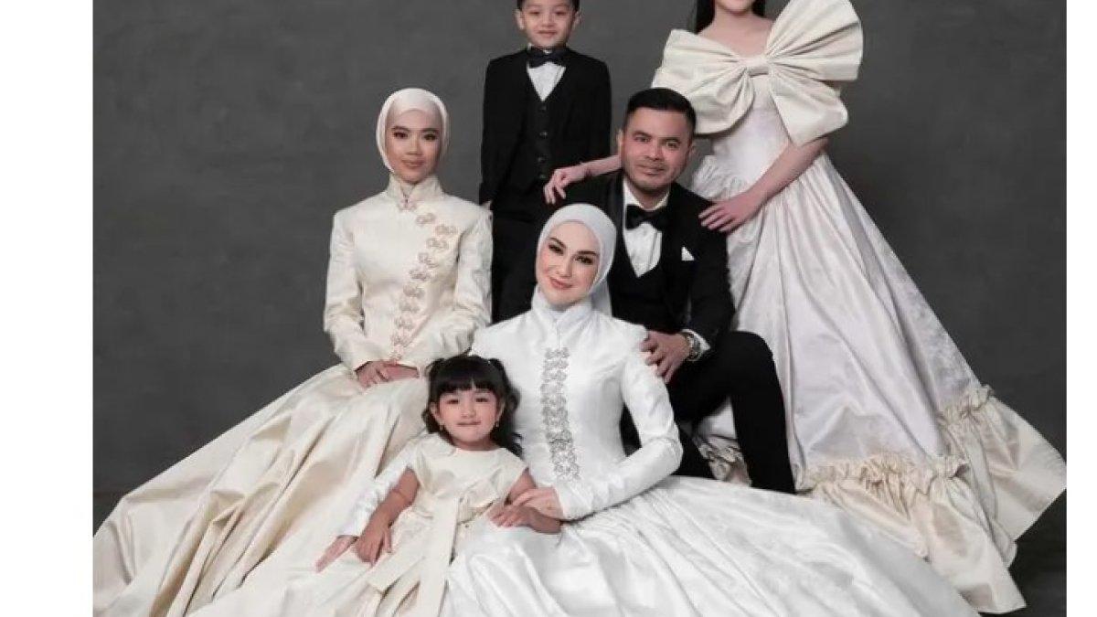 GAYA PEMOTRETAN KELUARGA IRISH BELLA - Anak-anak perempuan Haldy Sabri juga tak kalah memesona dengan balutan gaun putih gading yang senada namun tetap memiliki karakter masing-masing. 