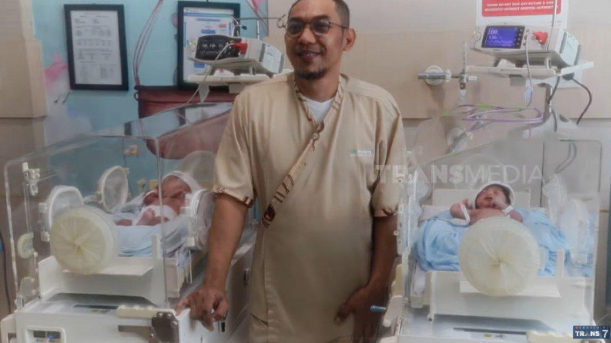 Anak kembar Nina Mpok Alpa lahir dengan berat 2,3 kilogram dan 2,5 kilogram