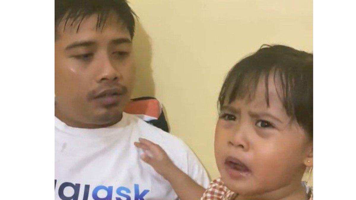 Anak sedih diperingatkan ayahnya dengan suara kencang.