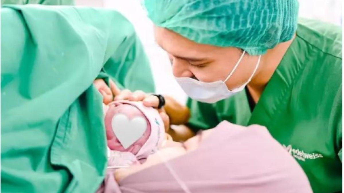 Anandito Dwis dan Anisa Rahma masih sembunyikan wajah anak ketiganya