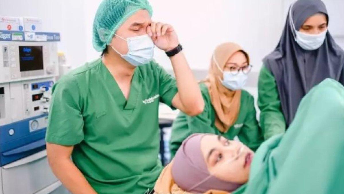 Anandito Dwis tampak terharu setelah buah hatinya lahir.
