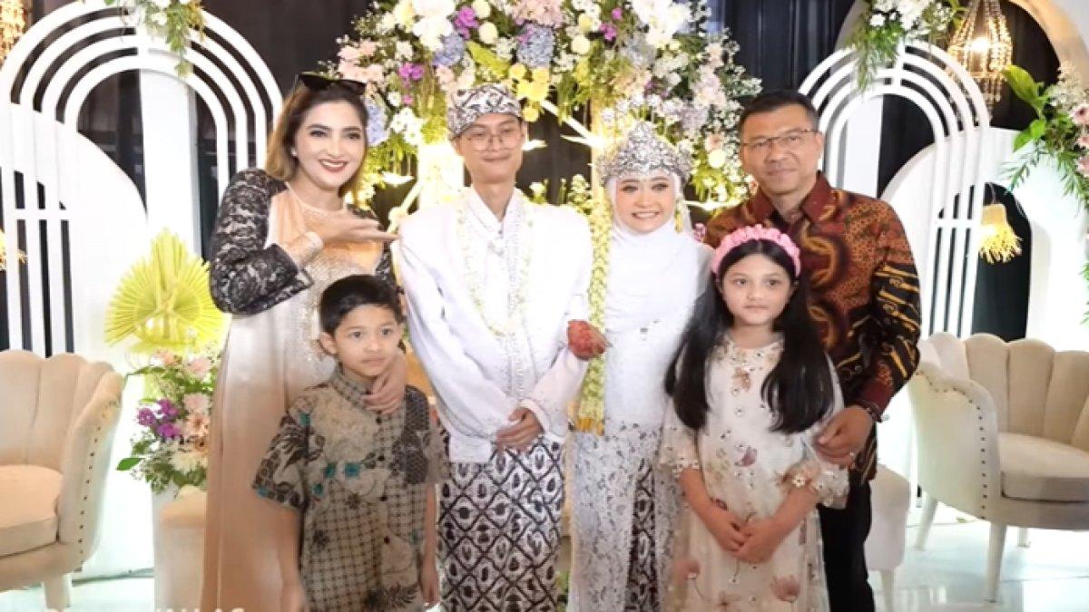 Anang Hermansyah bersama istri dan anak-anaknya berfoto bersama pengantin