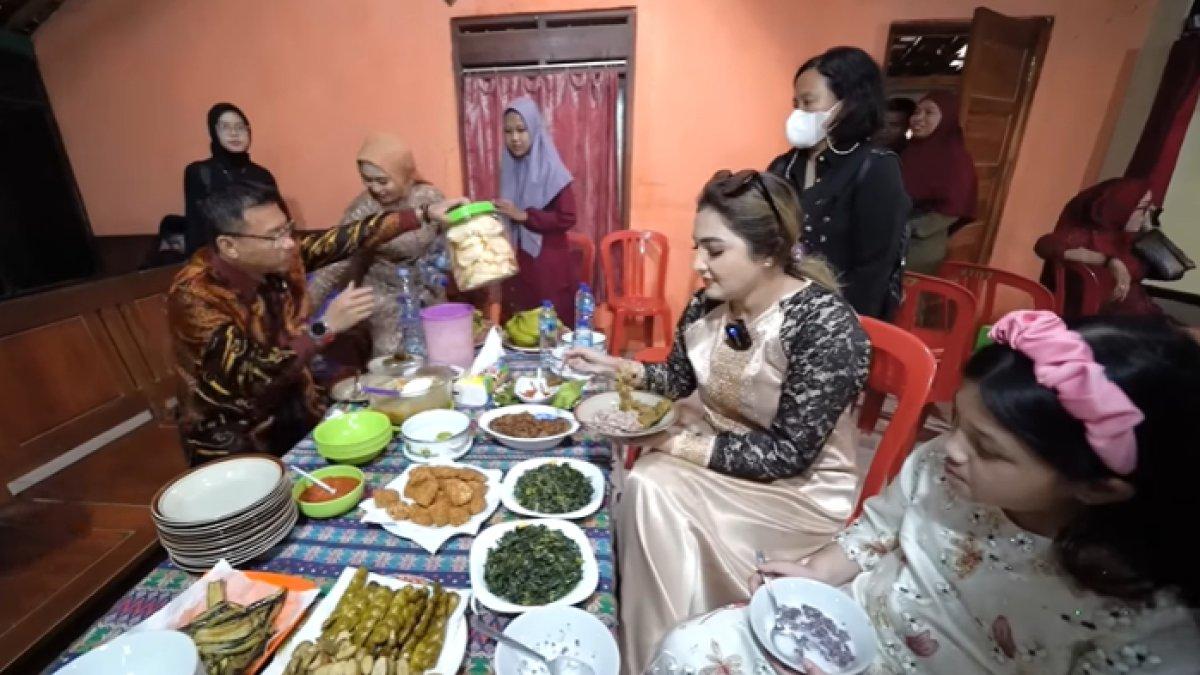 Anang Hermansyah bersama istri dan anak-anaknya pun berkesempatan untuk berfoto bersama pengantin