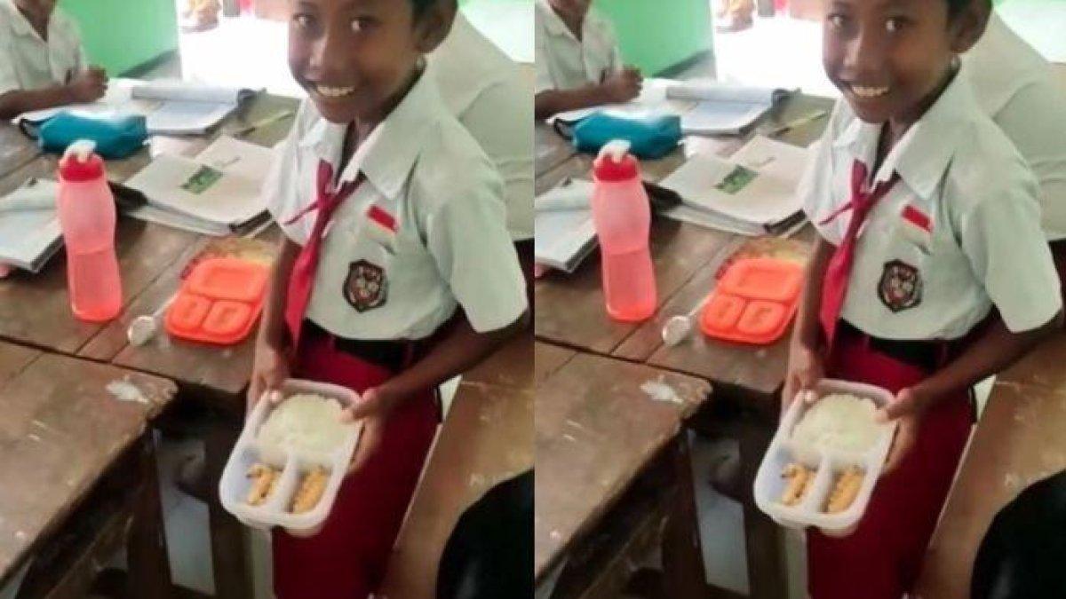 Andik, bocah SD bawa bekal ulat sagu.