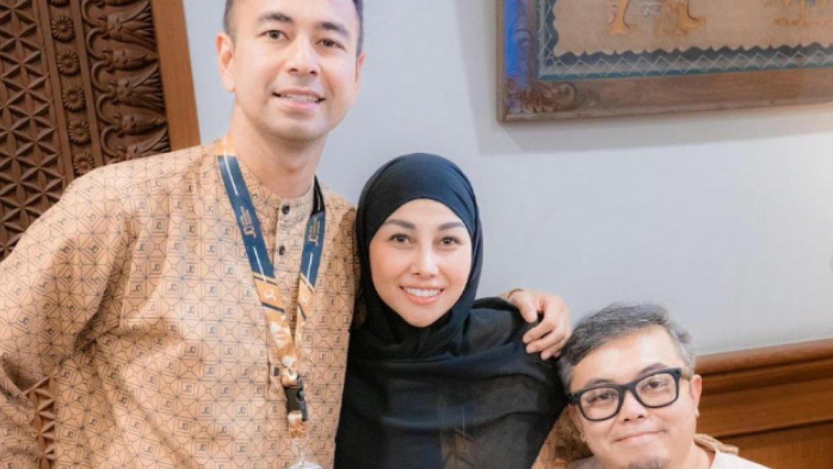 Andika Rosadi suami Nisya Ahmad melepas istrinya untuk menunaikan ibadah haji