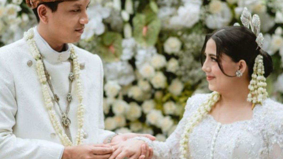 Andryan memasangkan cincin di jari manis Nessie