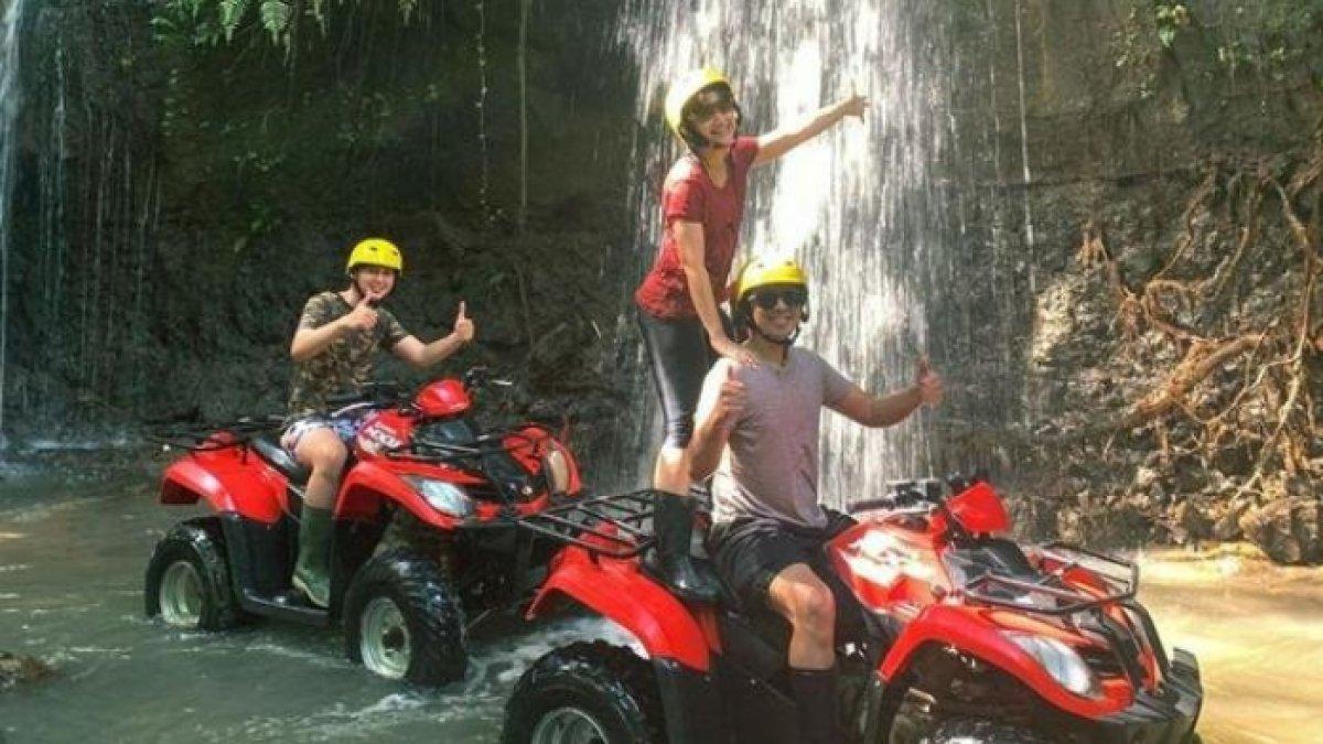 Angelica dan keluarga kecilnya begitu kompak saat berlibur bersama di Bali.
