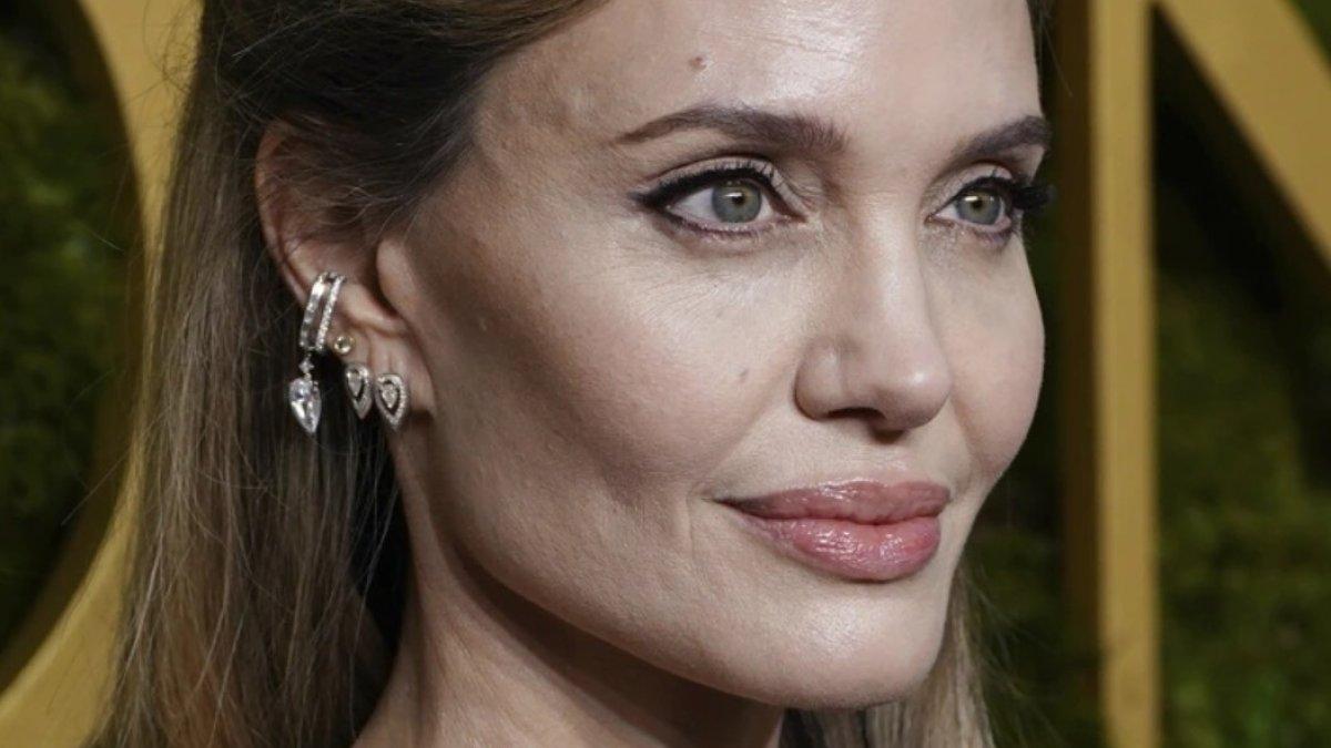 KULIT BARU ANGELINE JOLIE - Angelina Jolie tiba-tiba muncul dengan tampilan berbeda, kini kulitnya berubah abu-abu, penggemar khawatir.