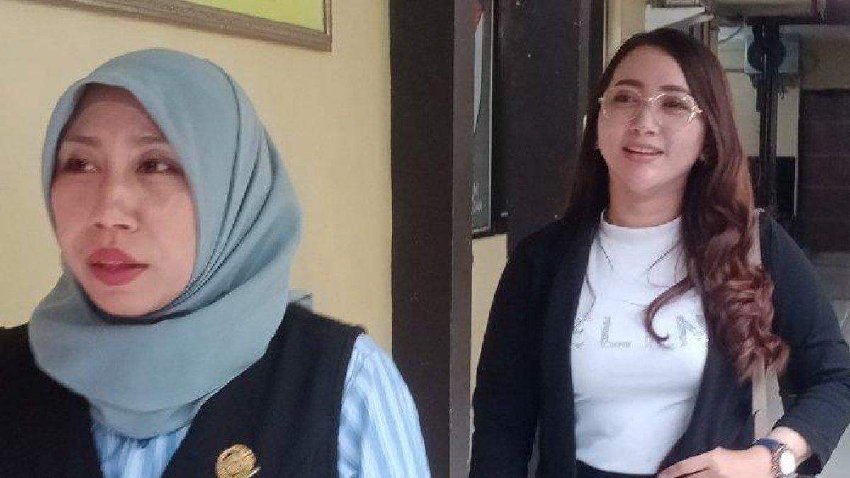 Angely Emitasari didampingi pengacara Naning Erna Susanti saat bertandang ke Polres Lamongan, Rabu (17/1/2024)