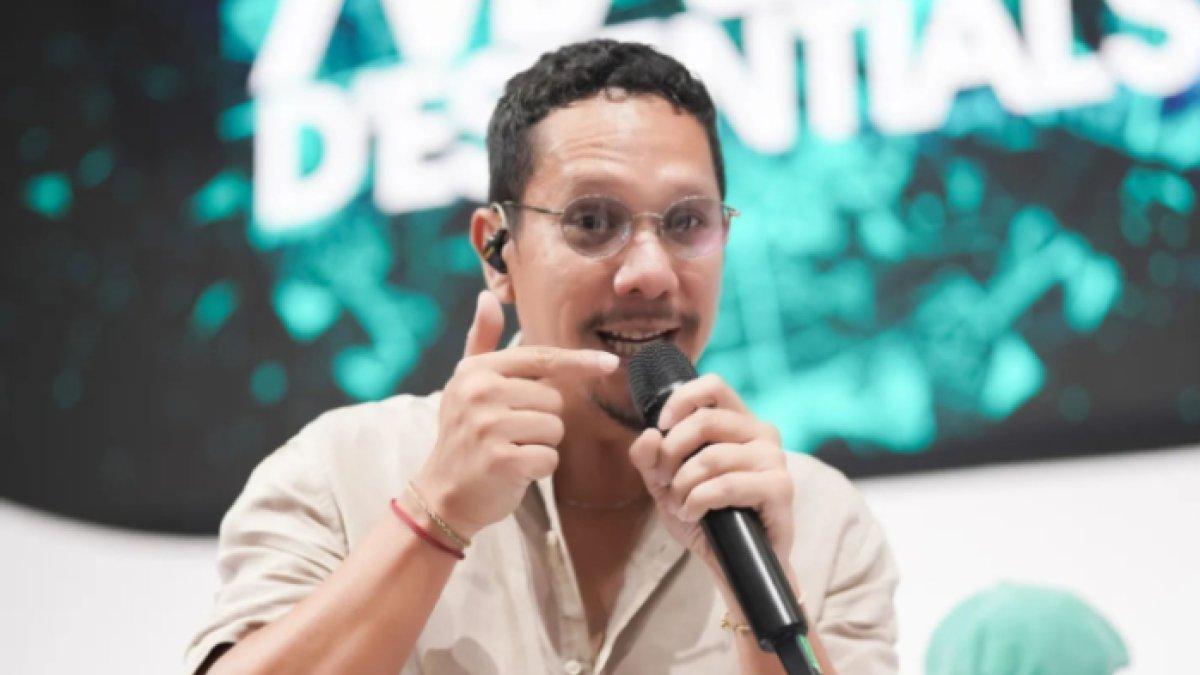 Angga Puradiredja vokalis Maliq & D'Essentials