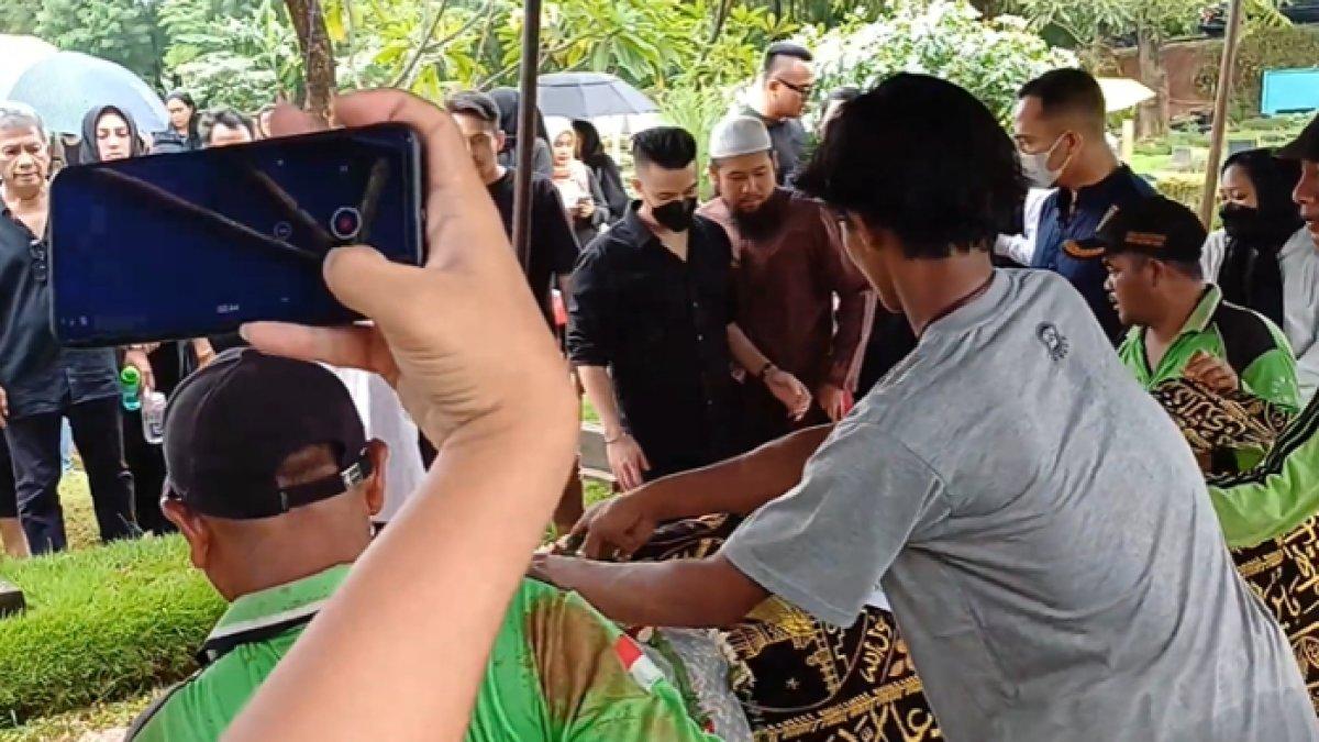 Anggi turun langsung ke liang lahat untuk menerima jenazah Stevie