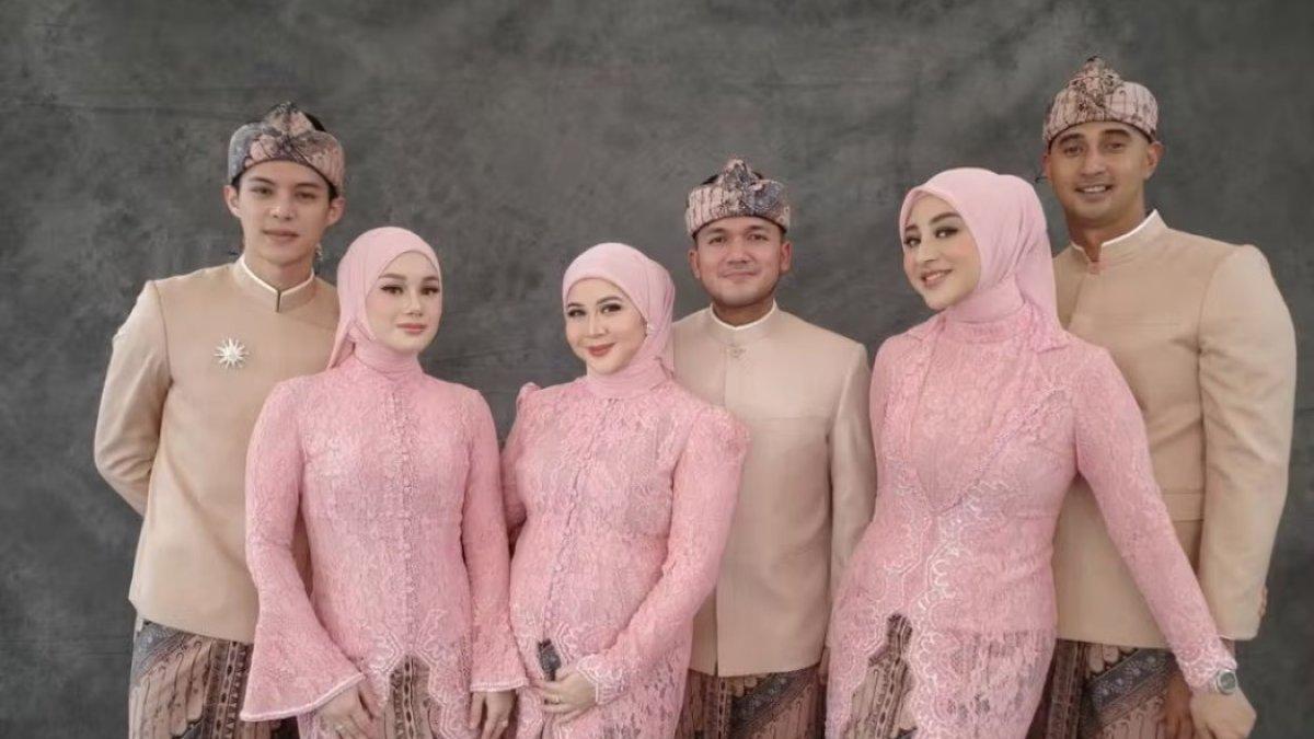Anggota Geng Mamayu hadir dalam balutan seragam kebaya serba pink di acara tujuh bulanan Lesti Kejora.