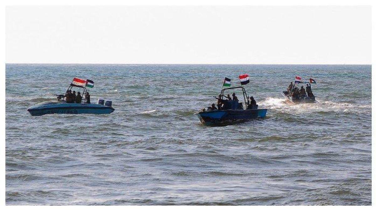 Anggota Houthi berpatroli di Laut Merah dan menunjukkan solidaritasnya terhadap warga Gaza, 4 Januari 2024. Serangan AS terhadap Houthi kebanyakan mengalami kegagalan.
