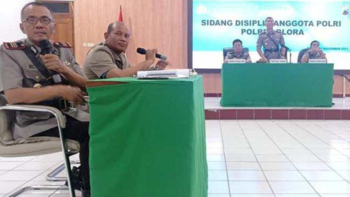 Anggota Polres Blora mendapat hukuman disiplin karena tidak bersikap sopan terhadap masyarakat.
