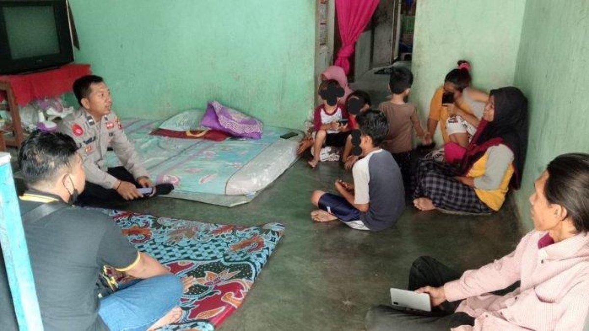 Anggota Polsek Sragi saat mendatangi rumah korban
