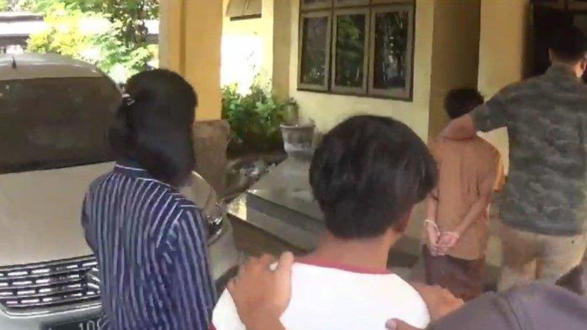 Anggota Polwan Polres Bangkalan (kiri) mendampingi dua pemuda berinisial TH (18) dan SY (23), warga Desa Panyaksagan, Kecamatan Klampis untuk dijebloskan ke balik jeruji Polres Bangkalan atas perkara rudapaksa terhadap Bunga (14).