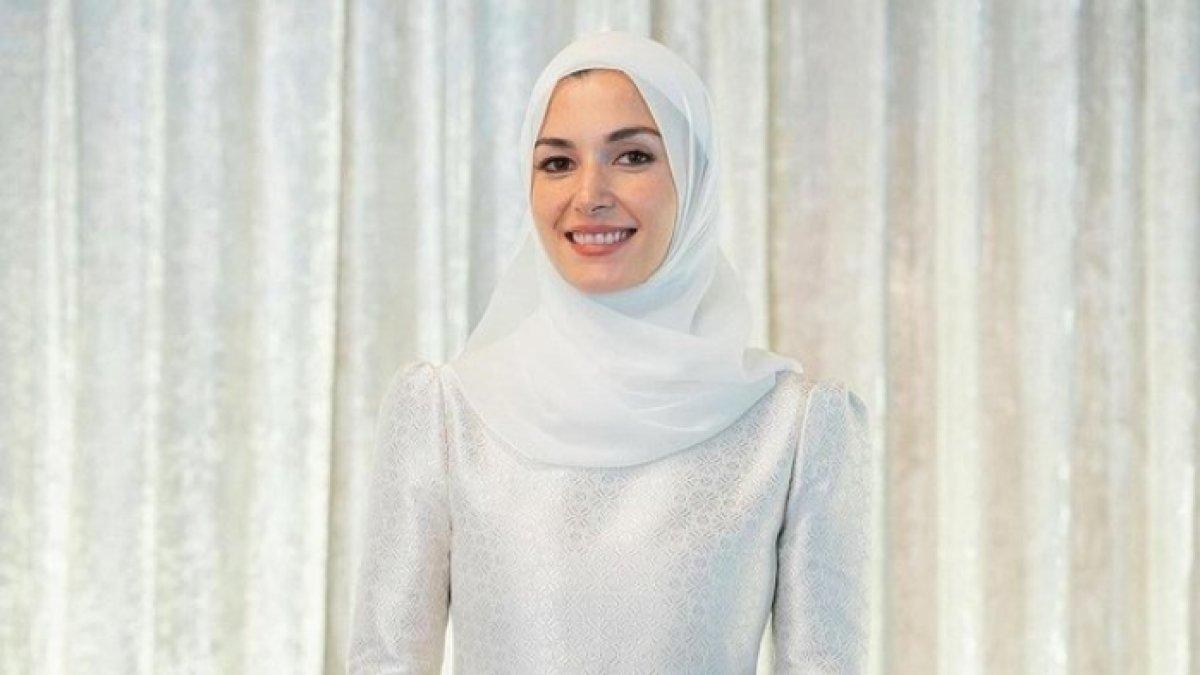 Anisha Rosnah juga tampil dengan kerudung warna putih