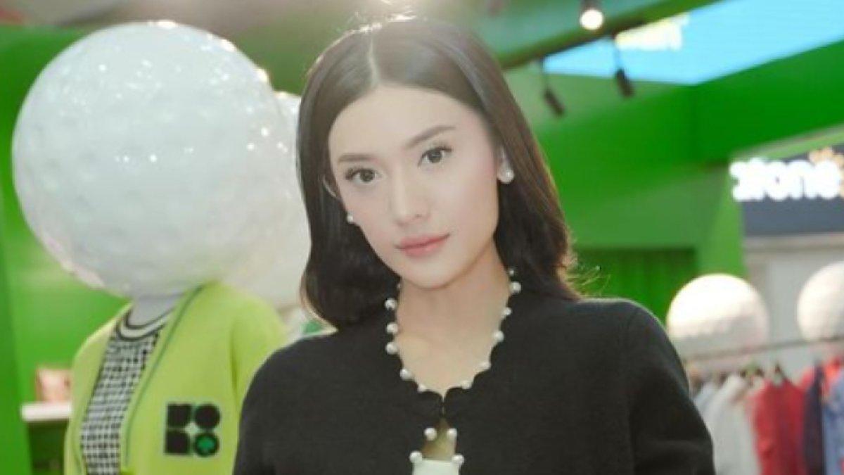 Anissa Aziza temani Raditya Dika syuting film Catatan Harian Menantu Sinting.