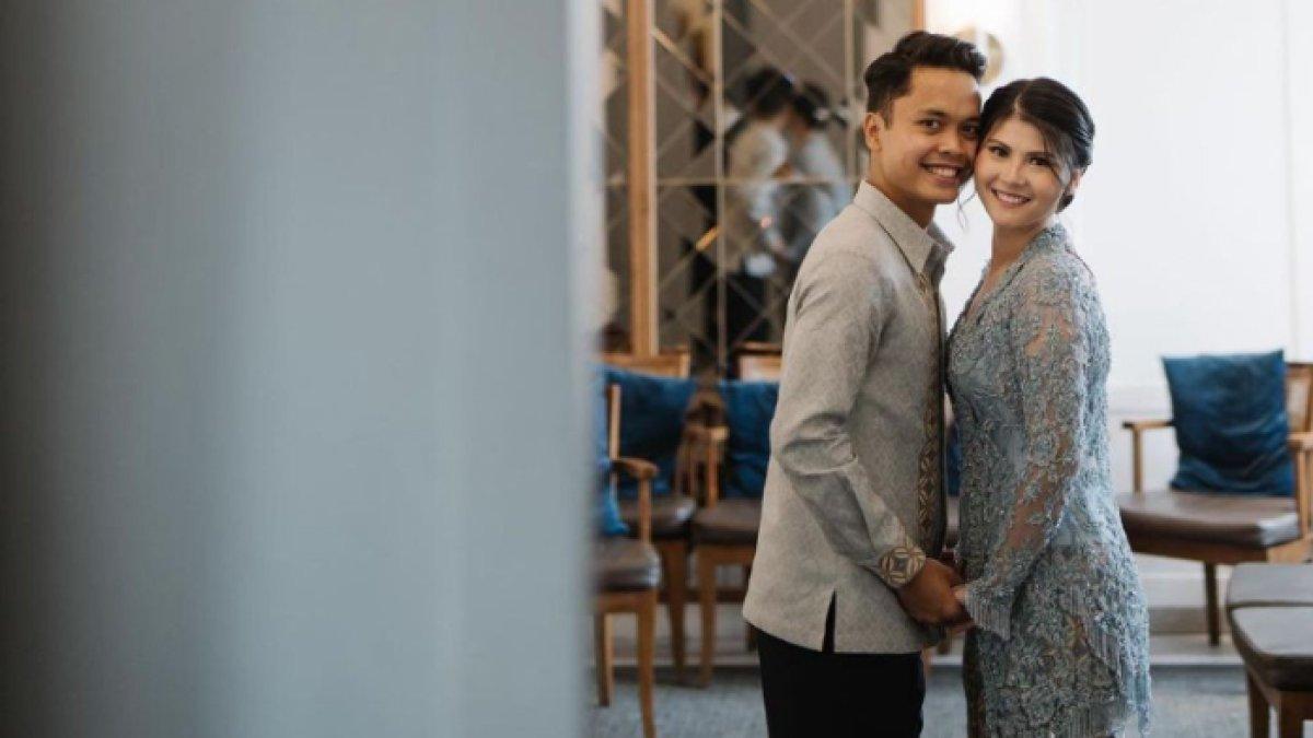 Anthony Sinisuka Ginting dan Mitzy Abigail tampil menawan dengan baju serba biru