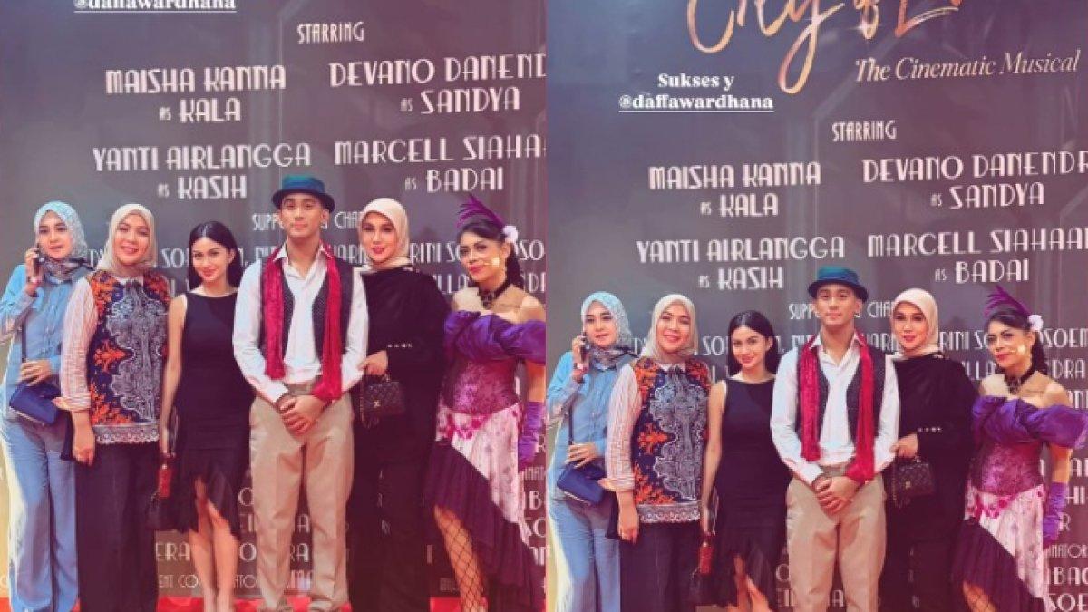 ARIEL TATUM DAN DAFFA WARDHANA PACARAN - Ariel Tatum duduk bersebelahan dengan Marini Zumarnis, ibu dari Daffa.