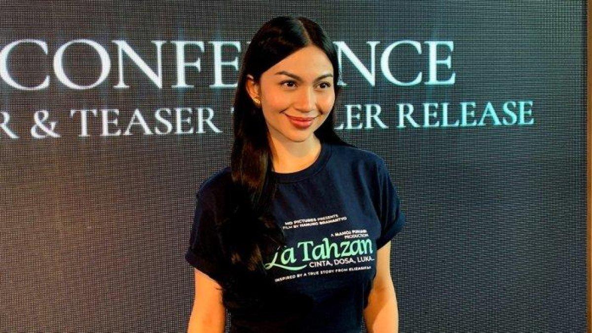 ART SEKSI - Artis Ariel Tatum jadi pelakor di film 'La Tahzan'. Karena kesal dengan peran yang dimainkan, ia sampai muak melihat diri sendiri melakoni adegan yang bikin pedas mata.