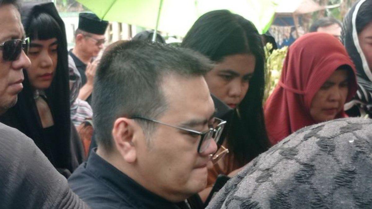 Arif, calon suami Shena Malsiana saat hadir di pemakaman di TPU Bojong Nangka, Tangerang, Banten, Kamis (26/10/2023) (Grid.id/Hana Futari)