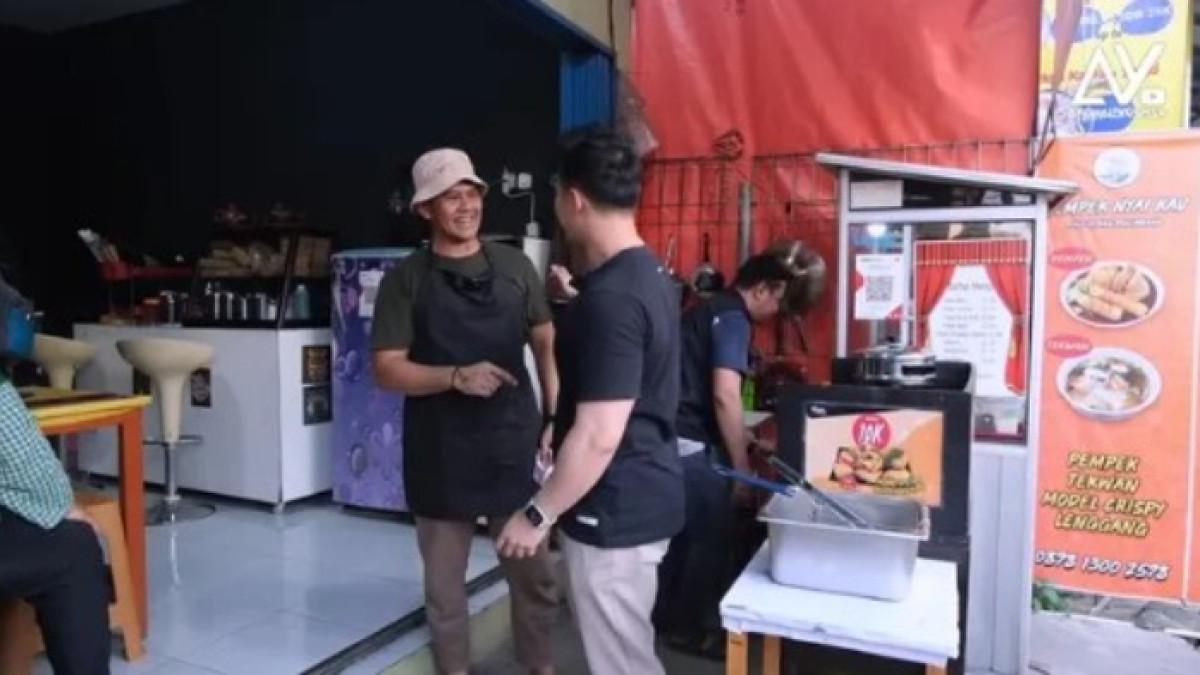 JUALAN TAHU BAKSO - Tinggalkan dunia hiburan, Aris Kurniawan memilih hidup lebih sederhana dengan berjualan tahu bakso.