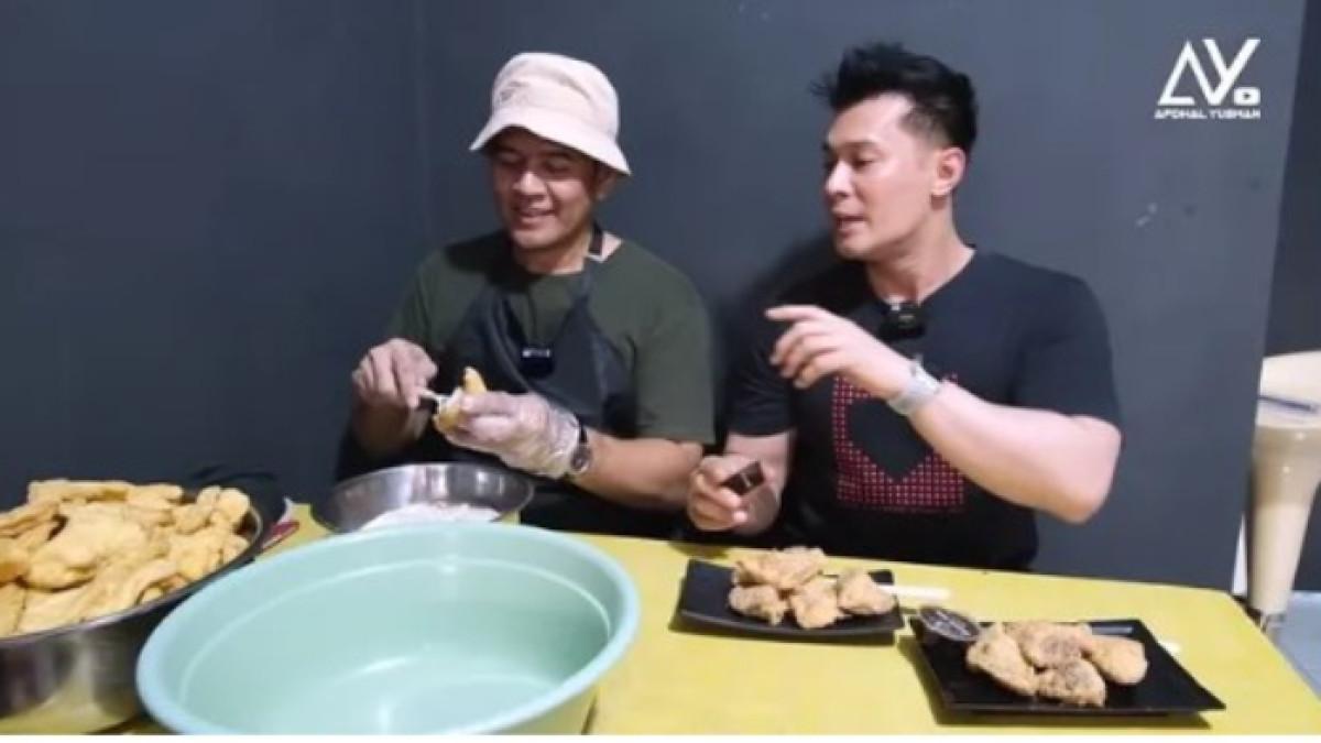 RACIK SENDIRI DAGANGAN - Aris Kurniawan turun langsung setiap hari meracik tahu bakso.