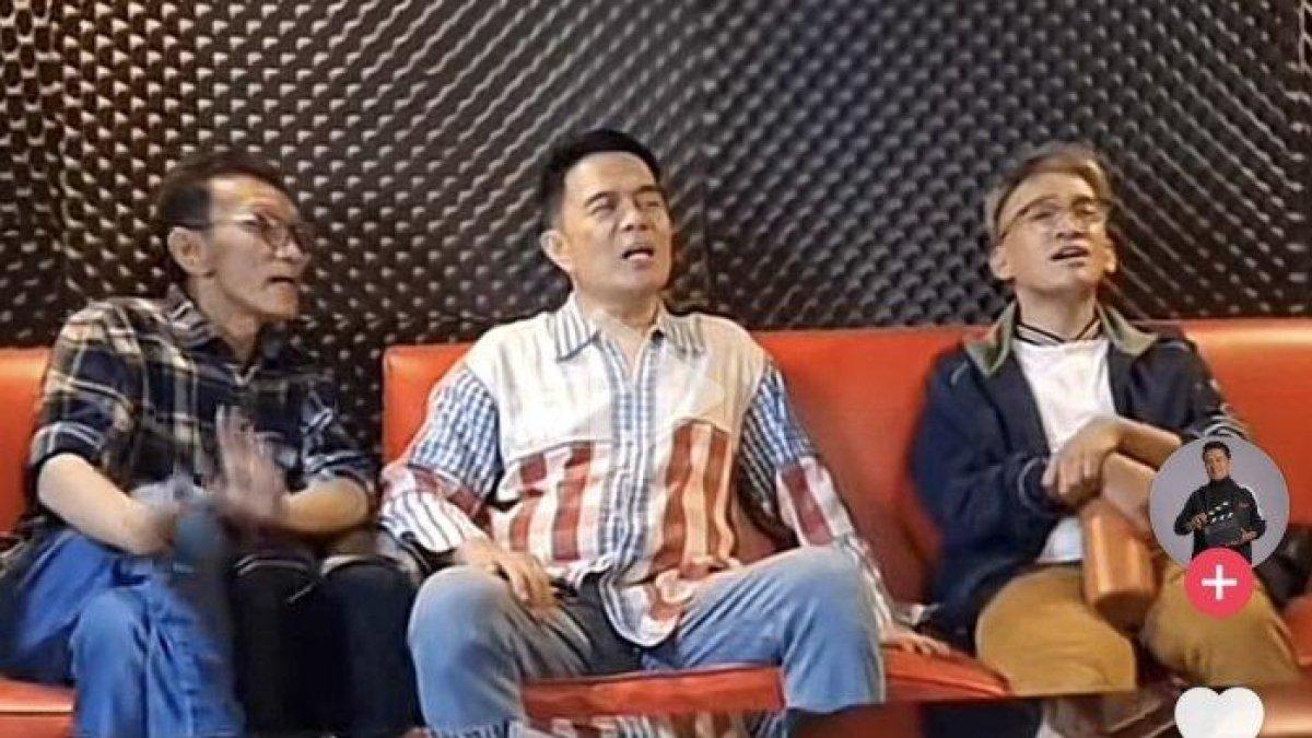 LAGU RELIGI - Artis Ruben Onsu sedang nyanyi lagu religi lawas bersama sahabat, dicapture (16/4/2025). Mantan suami Sarwendah disorot lantaran hafal liriknya.