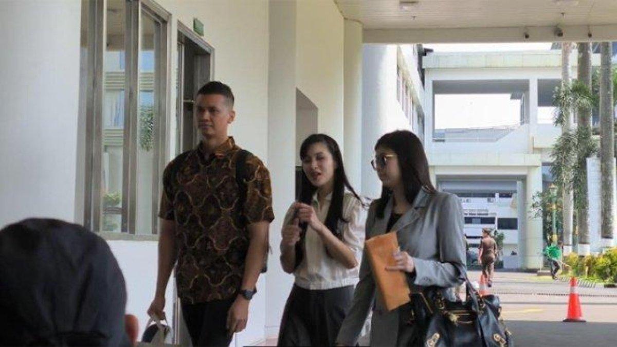 Artis Sandra Dewi tiba di Kejaksaan Agung
