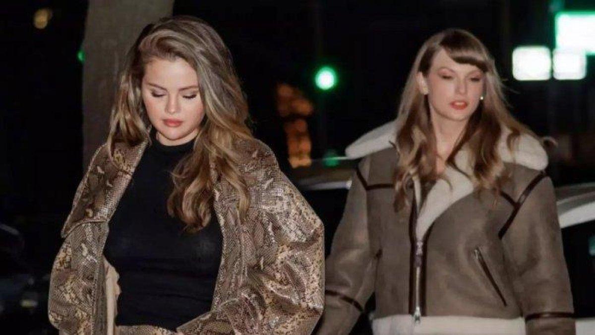 Artis Selena Gomez (kiri) dan penyanyi Taylor Swift menghadiri tur stand-up yang dipandu Ramy Youssef: More feeling di Brooklyn, New York, AS, untuk menggalang dana bagi rakyat Palestina di Gaza.