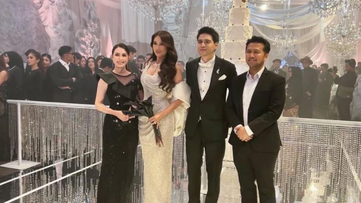 Arumi Bachsin menghadiri pesta resepsi Luna Maya dan Maxime bersama suaminya, Emil Dardak.