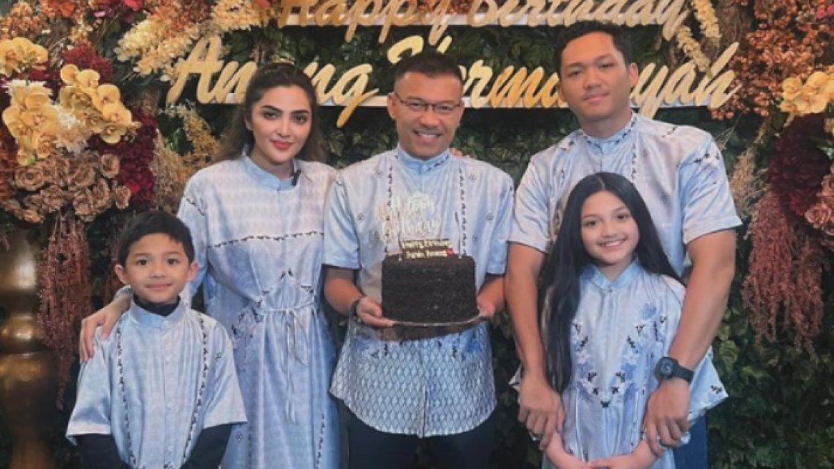 Ashanty bersama anak-anak memberikan kue ulang tahun untuk Anang.