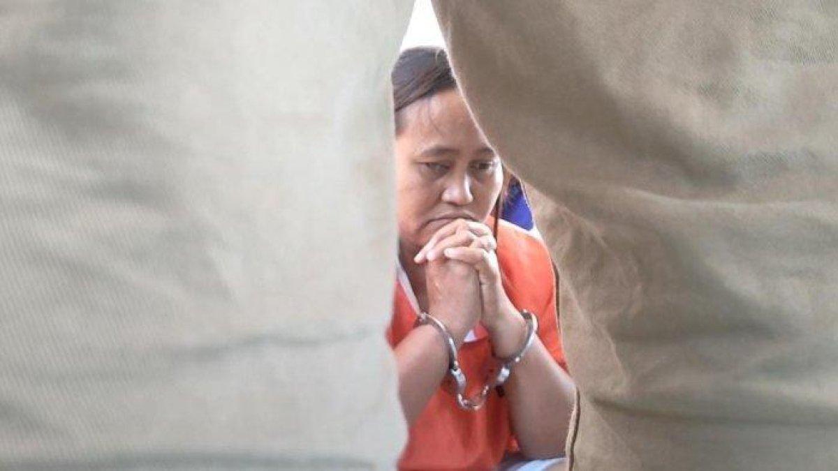 Asmi (38) warga Desa Maron Kidul, Kecamatan Maron, Kabupaten Probolinggo, saat dihadirkan dalam rilis hasil Operasi Tumpas Semeru 2023 di Mapolres Probolinggo, Selasa (29/8/2023).
