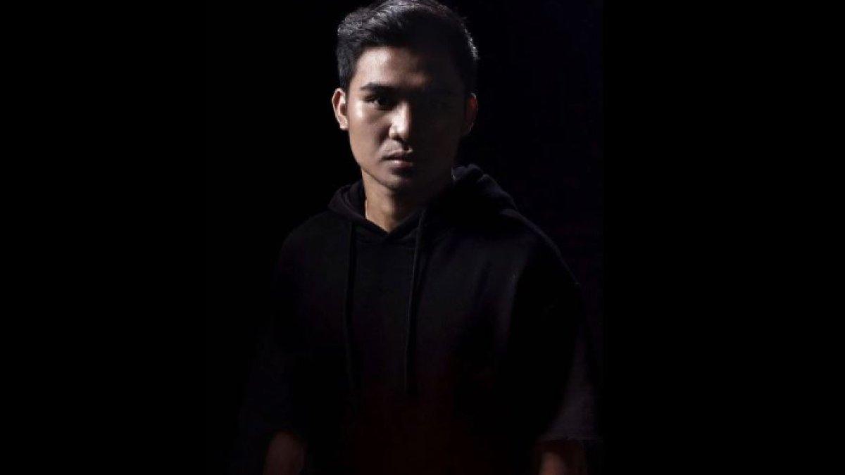 Asnawi dengan gaya monokrom