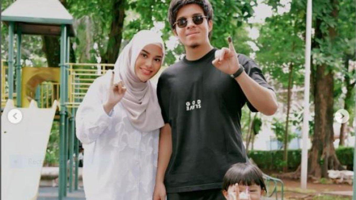 Atta Halilintar dan Aurel Hermansyah ikut serta dalam kegiatan pencoblosan pada Pilkada 2024 yang diselenggarakan pada Rabu (27/11/2024).