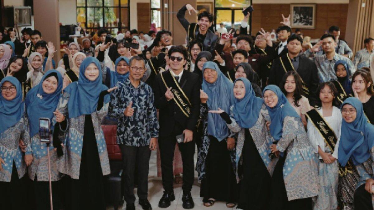 Atta Halilintar hadiri acara kelulusan SMA