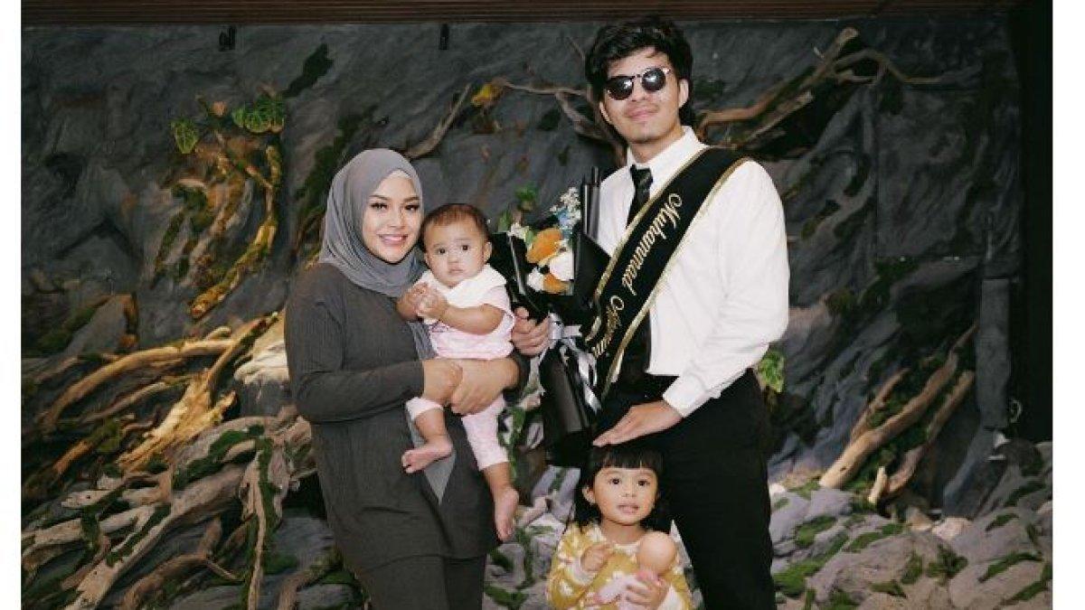 Atta Halilintar juga membagikan foto saat merayakan momen spesial ini bersama keluarganya. 
