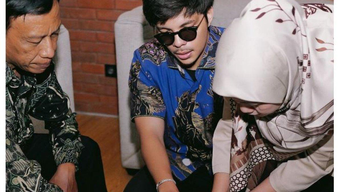 Atta Halilintar melakukan prosesi cap tiga jari dengan antusias.