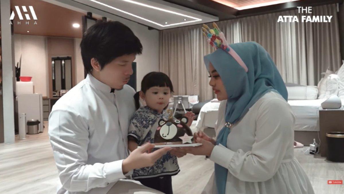Atta dan Aurel memberi kue ulang tahun berwarna coklat untuk Ameena