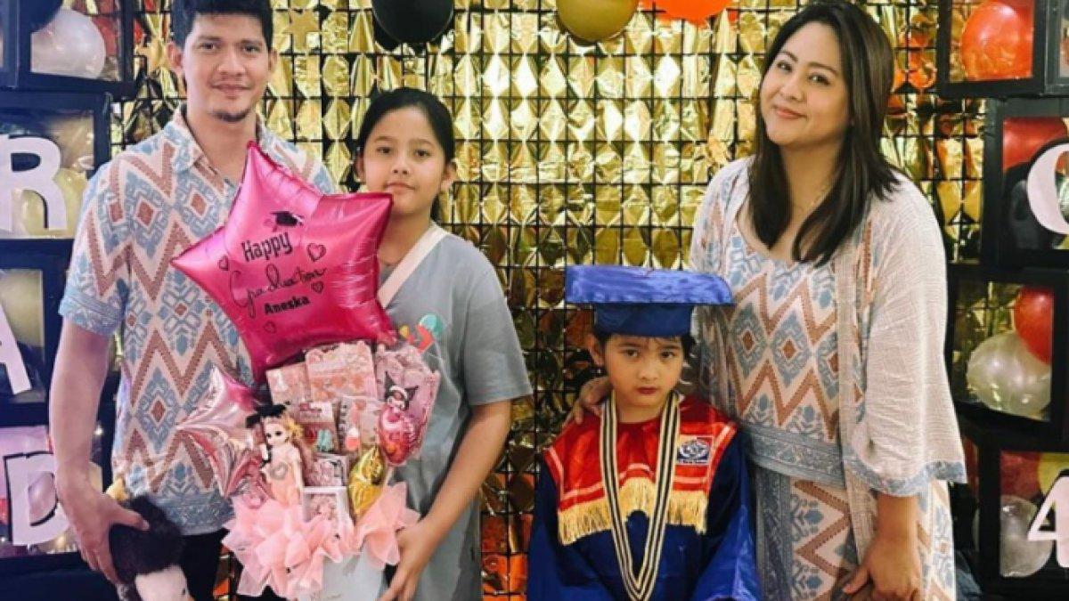 Audy Item dan Iko Uwais di wisuda anak