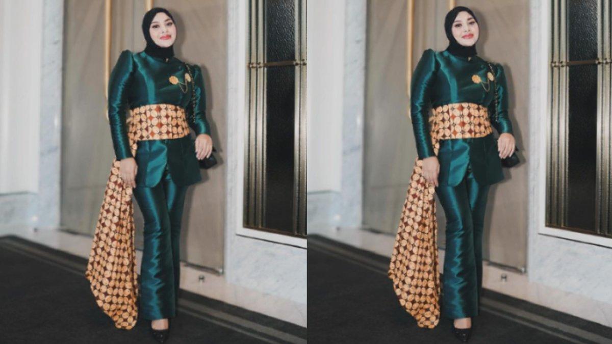Aurel Hermansyah tampil memikat dengan busana warna hijau emerald
